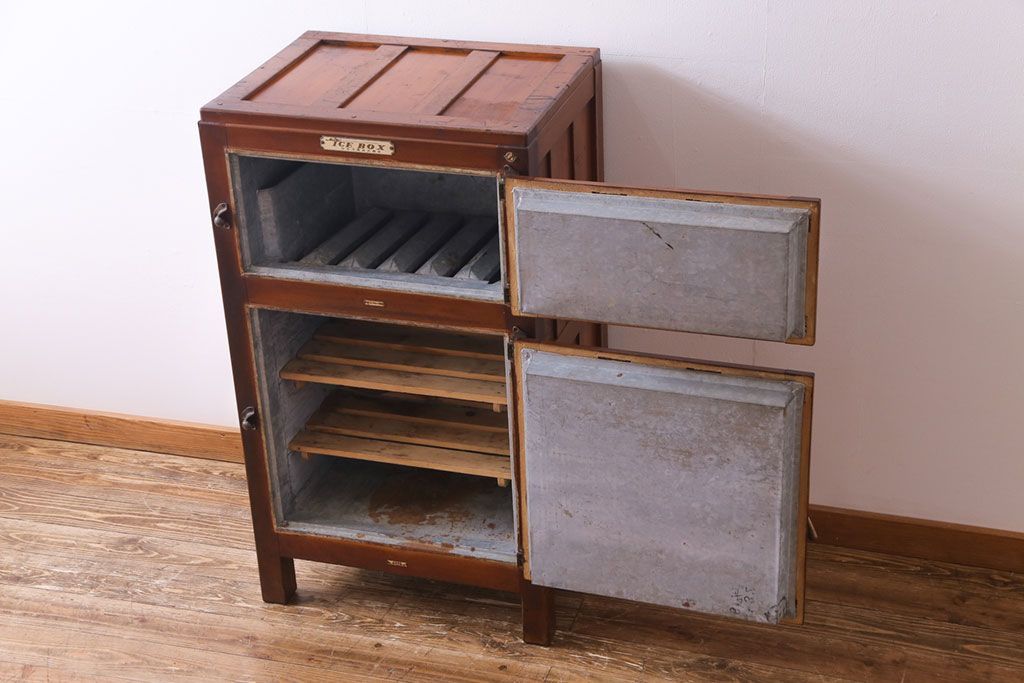 アンティーク雑貨　昭和レトロ　ディスプレイにおすすめの古い木製冷蔵庫(収納棚)