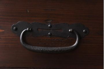 アンティーク家具　和製アンティーク　杉材　鉄脚付き　味わいのある趣の時代箪笥ローボード(リビングボード、引き出し)