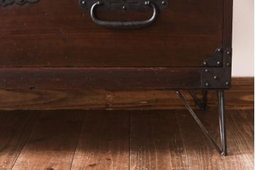 アンティーク家具　和製アンティーク　杉材　鉄脚付き　味わいのある趣の時代箪笥ローボード(リビングボード、引き出し)
