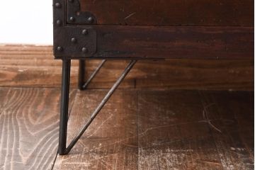 アンティーク家具　和製アンティーク　杉材　鉄脚付き　味わいのある趣の時代箪笥ローボード(リビングボード、引き出し)