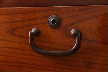 アンティーク家具　昭和期　前板ケヤキ材　上品な和の趣きの衣装箪笥(チェスト、整理箪笥)