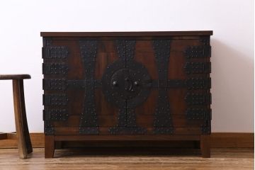 アンティーク家具　和製アンティーク　前面ヒノキ材　無骨な雰囲気を漂わせる観音開き戸の箪笥ローチェスト(ローボード、引き出し、リビングボード)