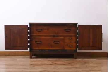 アンティーク家具　和製アンティーク　前面ヒノキ材　無骨な雰囲気を漂わせる観音開き戸の箪笥ローチェスト(ローボード、引き出し、リビングボード)