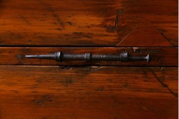 アンティーク家具　和製アンティーク　前面ヒノキ材　無骨な雰囲気を漂わせる観音開き戸の箪笥ローチェスト(ローボード、引き出し、リビングボード)