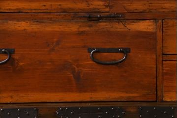 アンティーク家具　和製アンティーク　前面ヒノキ材　無骨な雰囲気を漂わせる観音開き戸の箪笥ローチェスト(ローボード、引き出し、リビングボード)
