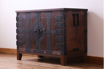 アンティーク家具　和製アンティーク　前面ヒノキ材　無骨な雰囲気を漂わせる観音開き戸の箪笥ローチェスト(ローボード、引き出し、リビングボード)