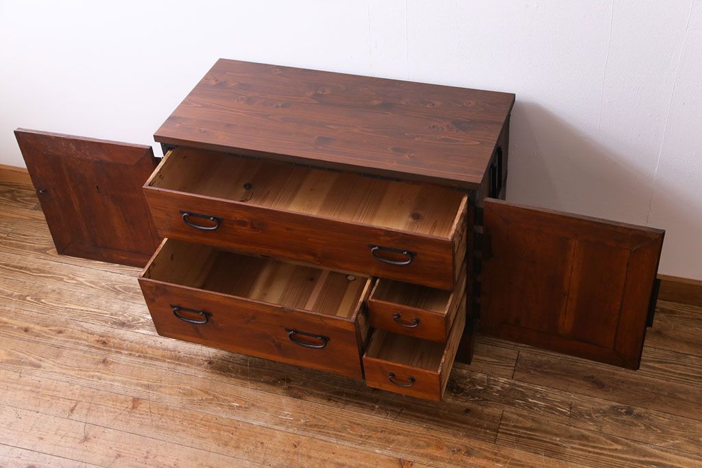 アンティーク家具　和製アンティーク　前面ヒノキ材　無骨な雰囲気を漂わせる観音開き戸の箪笥ローチェスト(ローボード、引き出し、リビングボード)