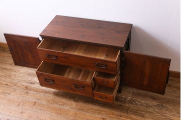 アンティーク家具　和製アンティーク　前面ヒノキ材　無骨な雰囲気を漂わせる観音開き戸の箪笥ローチェスト(ローボード、引き出し、リビングボード)