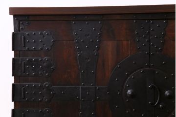 アンティーク家具　和製アンティーク　前面ヒノキ材　無骨な雰囲気を漂わせる観音開き戸の箪笥ローチェスト(ローボード、引き出し、リビングボード)