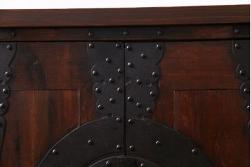 アンティーク家具　和製アンティーク　前面ヒノキ材　無骨な雰囲気を漂わせる観音開き戸の箪笥ローチェスト(ローボード、引き出し、リビングボード)