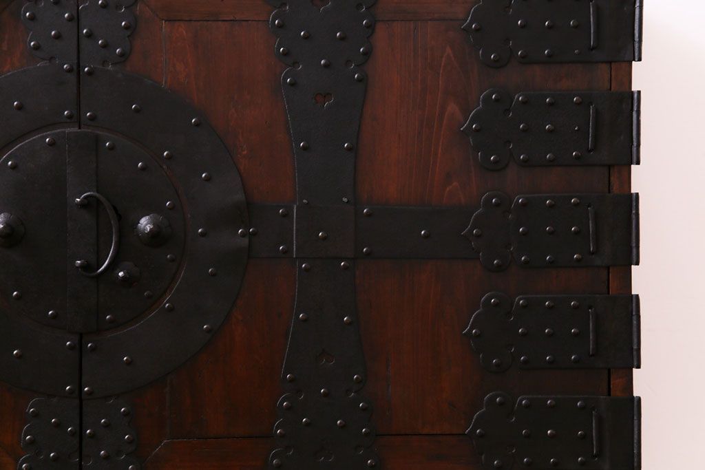 アンティーク家具　和製アンティーク　前面ヒノキ材　無骨な雰囲気を漂わせる観音開き戸の箪笥ローチェスト(ローボード、引き出し、リビングボード)