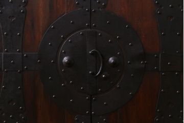 アンティーク家具　和製アンティーク　前面ヒノキ材　無骨な雰囲気を漂わせる観音開き戸の箪笥ローチェスト(ローボード、引き出し、リビングボード)