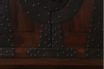 アンティーク家具　和製アンティーク　前面ヒノキ材　無骨な雰囲気を漂わせる観音開き戸の箪笥ローチェスト(ローボード、引き出し、リビングボード)