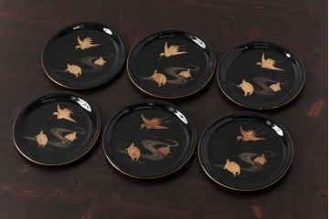 和製アンティーク　鶴と亀の図　縁起の良い図柄が魅力的な木製皿(漆器、和食器)6枚セット(1)