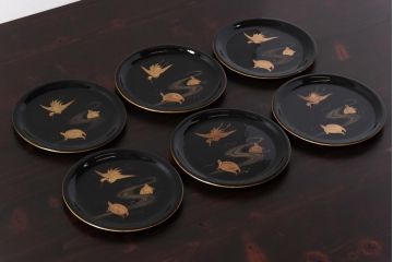 和製アンティーク　鶴と亀の図　縁起の良い図柄が魅力的な木製皿(漆器、和食器)6枚セット(1)