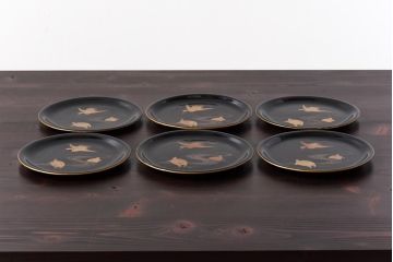 和製アンティーク　鶴と亀の図　縁起の良い図柄が魅力的な木製皿(漆器、和食器)6枚セット(1)