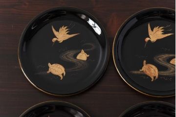 和製アンティーク　鶴と亀の図　縁起の良い図柄が魅力的な木製皿(漆器、和食器)6枚セット(1)