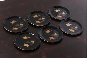 和製アンティーク　鶴と亀の図　縁起の良い図柄が魅力的な木製皿(漆器、和食器)6枚セット(2)