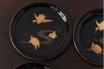 和製アンティーク　鶴と亀の図　縁起の良い図柄が魅力的な木製皿(漆器、和食器)6枚セット(2)