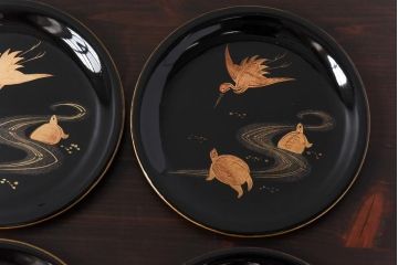 和製アンティーク　鶴と亀の図　縁起の良い図柄が魅力的な木製皿(漆器、和食器)6枚セット(2)