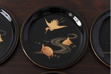 和製アンティーク　鶴と亀の図　縁起の良い図柄が魅力的な木製皿(漆器、和食器)6枚セット(2)