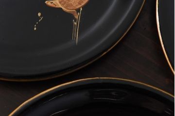 和製アンティーク　鶴と亀の図　縁起の良い図柄が魅力的な木製皿(漆器、和食器)6枚セット(2)