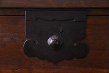 アンティーク家具　和製アンティーク　明治期　桐材　上品さをまとった脚付き箪笥ローチェスト(衣装箪笥、テレビボード、桐箪笥、桐たんす)