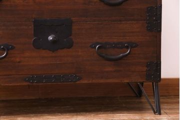 アンティーク家具　和製アンティーク　明治期　桐材　上品さをまとった脚付き箪笥ローチェスト(衣装箪笥、テレビボード、桐箪笥、桐たんす)