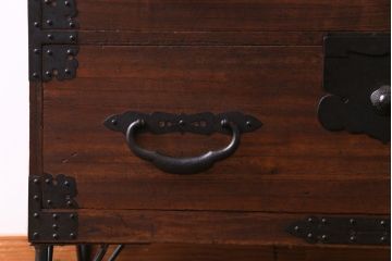 アンティーク家具　和製アンティーク　明治期　桐材　上品さをまとった脚付き箪笥ローチェスト(衣装箪笥、テレビボード、桐箪笥、桐たんす)