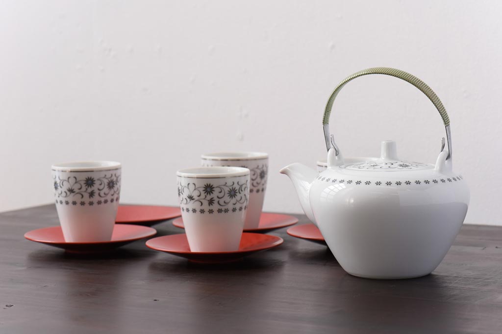 アンティーク雑貨　昭和期　日本陶器・ノリタケ(則武)　箱付き　洋モダンなデザインの茶器4客セット