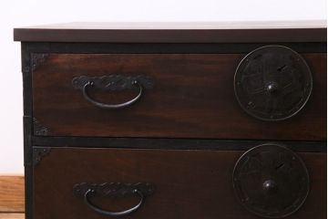 アンティーク家具　和製アンティーク　前面ケヤキ材　重厚な佇まいが魅力的な会津箪笥ローチェスト(ローボード、衣装箪笥)