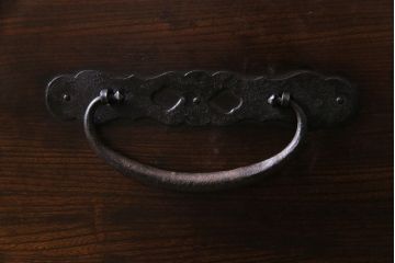 アンティーク家具　和製アンティーク　前面ケヤキ材　重厚な佇まいが魅力的な会津箪笥ローチェスト(ローボード、衣装箪笥)