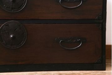 アンティーク家具　和製アンティーク　前面ケヤキ材　重厚な佇まいが魅力的な会津箪笥ローチェスト(ローボード、衣装箪笥)