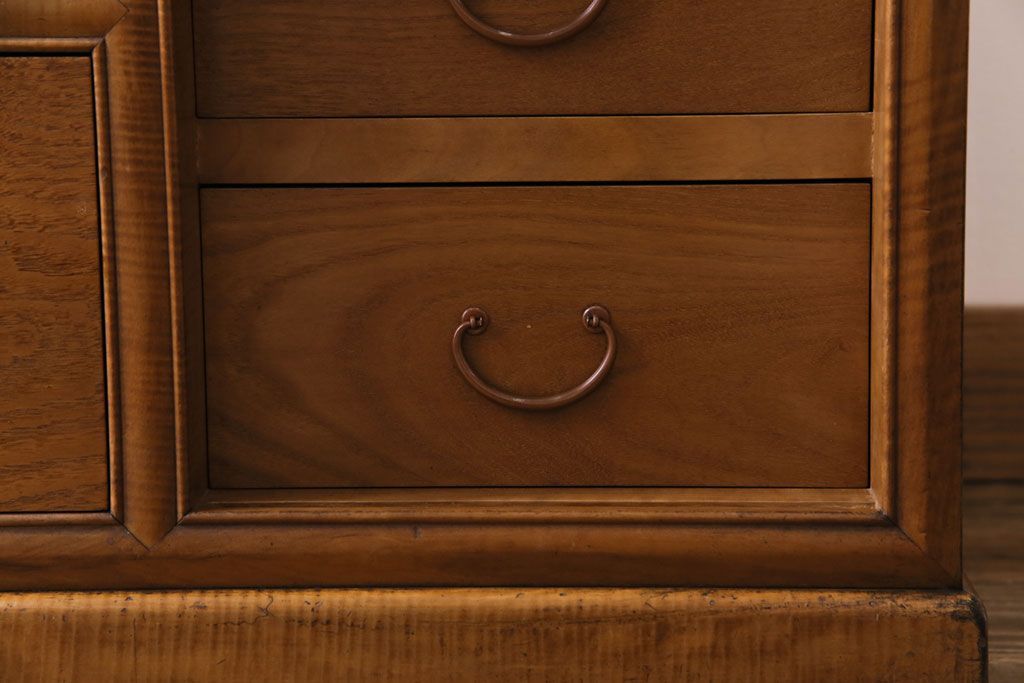 アンティーク家具　和製アンティーク　銅金具　ケヤキ・栃の木　玉杢と縮杢が目を引く上質な重ね箪笥(衣装箪笥)