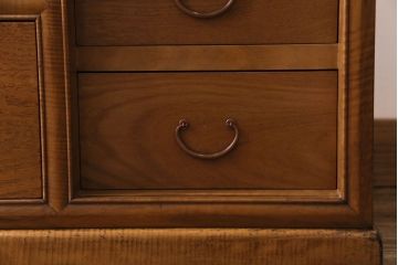 アンティーク家具　和製アンティーク　銅金具　ケヤキ・栃の木　玉杢と縮杢が目を引く上質な重ね箪笥(衣装箪笥)
