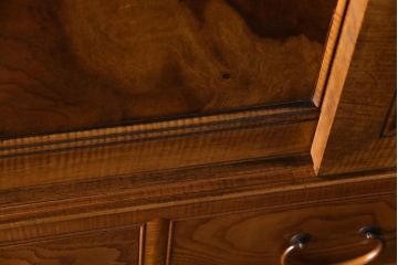 アンティーク家具　和製アンティーク　銅金具　ケヤキ・栃の木　玉杢と縮杢が目を引く上質な重ね箪笥(衣装箪笥)