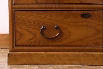 アンティーク家具　和製アンティーク　銅金具　ケヤキ・栃の木　玉杢と縮杢が目を引く上質な重ね箪笥(衣装箪笥)