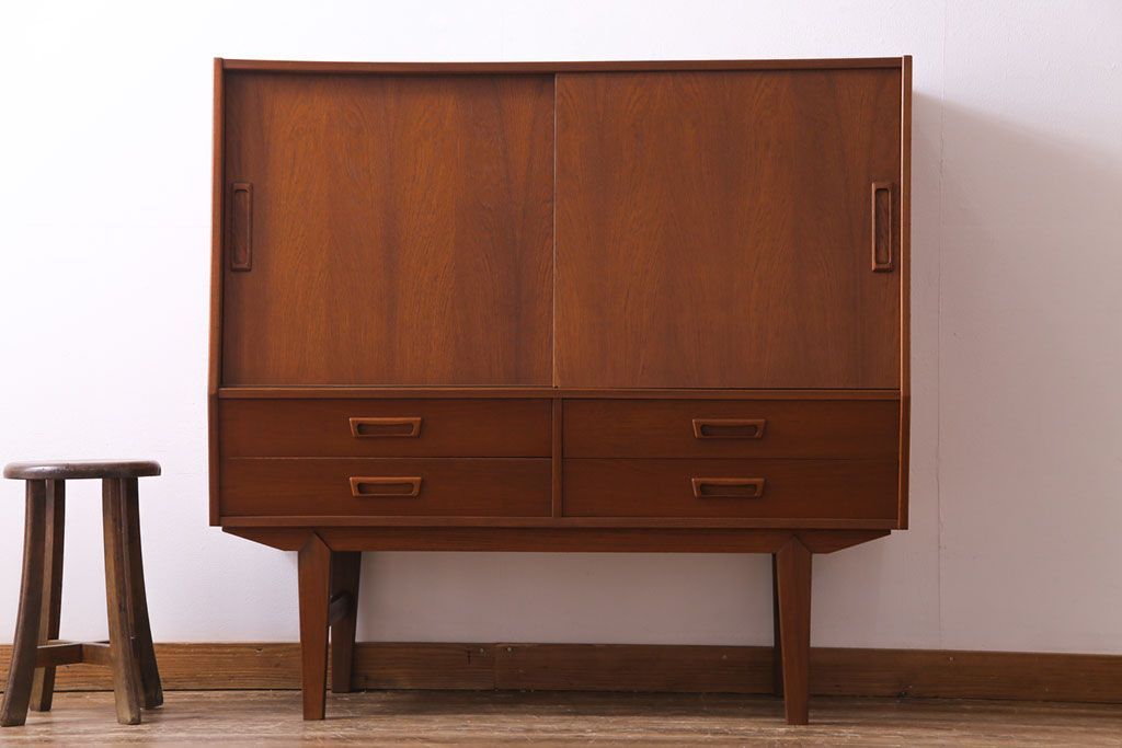 ビンテージ家具　北欧ヴィンテージ　チーク材　コンパクトに使えるシンプルなサイドボード(収納棚、ダイニングボード)