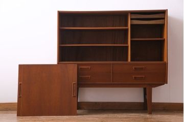 ビンテージ家具　北欧ヴィンテージ　チーク材　コンパクトに使えるシンプルなサイドボード(収納棚、ダイニングボード)