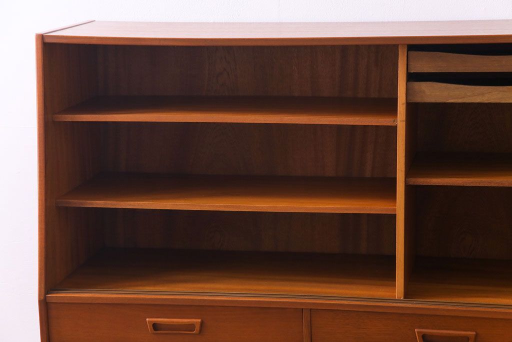 ビンテージ家具　北欧ヴィンテージ　チーク材　コンパクトに使えるシンプルなサイドボード(収納棚、ダイニングボード)