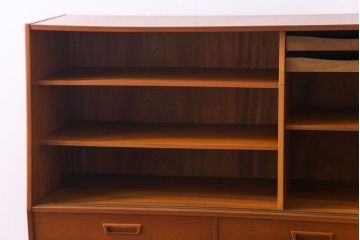 ビンテージ家具　北欧ヴィンテージ　チーク材　コンパクトに使えるシンプルなサイドボード(収納棚、ダイニングボード)