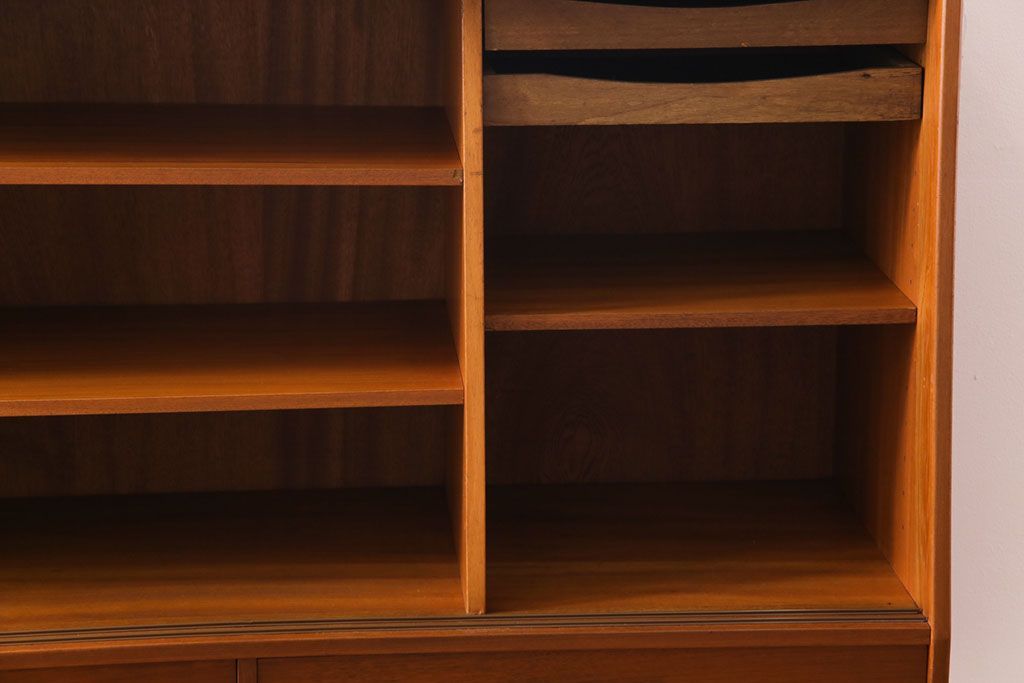 ビンテージ家具　北欧ヴィンテージ　チーク材　コンパクトに使えるシンプルなサイドボード(収納棚、ダイニングボード)