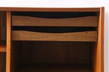 ビンテージ家具　北欧ヴィンテージ　チーク材　コンパクトに使えるシンプルなサイドボード(収納棚、ダイニングボード)