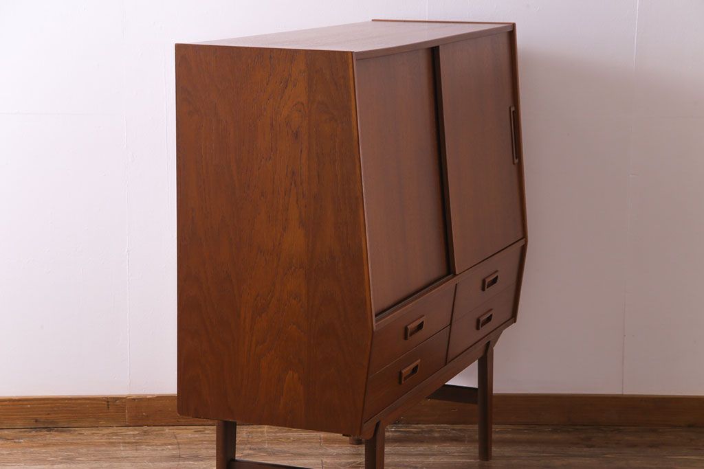 ビンテージ家具　北欧ヴィンテージ　チーク材　コンパクトに使えるシンプルなサイドボード(収納棚、ダイニングボード)