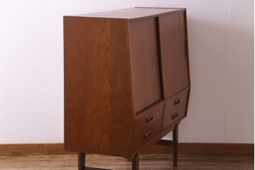 ビンテージ家具　北欧ヴィンテージ　チーク材　コンパクトに使えるシンプルなサイドボード(収納棚、ダイニングボード)