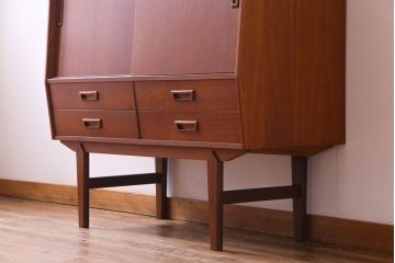 ビンテージ家具　北欧ヴィンテージ　チーク材　コンパクトに使えるシンプルなサイドボード(収納棚、ダイニングボード)