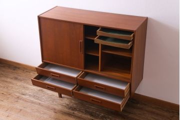 ビンテージ家具　北欧ヴィンテージ　チーク材　コンパクトに使えるシンプルなサイドボード(収納棚、ダイニングボード)