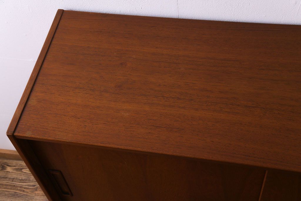 ビンテージ家具　北欧ヴィンテージ　チーク材　コンパクトに使えるシンプルなサイドボード(収納棚、ダイニングボード)