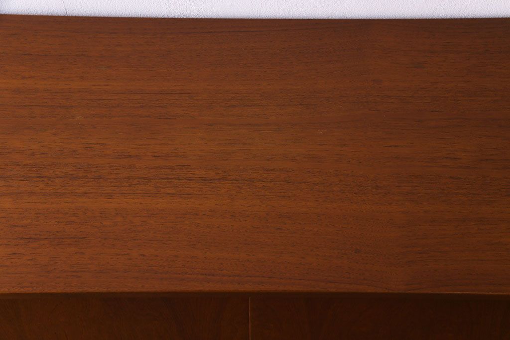 ビンテージ家具　北欧ヴィンテージ　チーク材　コンパクトに使えるシンプルなサイドボード(収納棚、ダイニングボード)