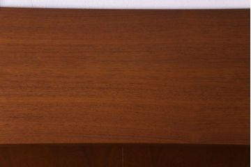 ビンテージ家具　北欧ヴィンテージ　チーク材　コンパクトに使えるシンプルなサイドボード(収納棚、ダイニングボード)